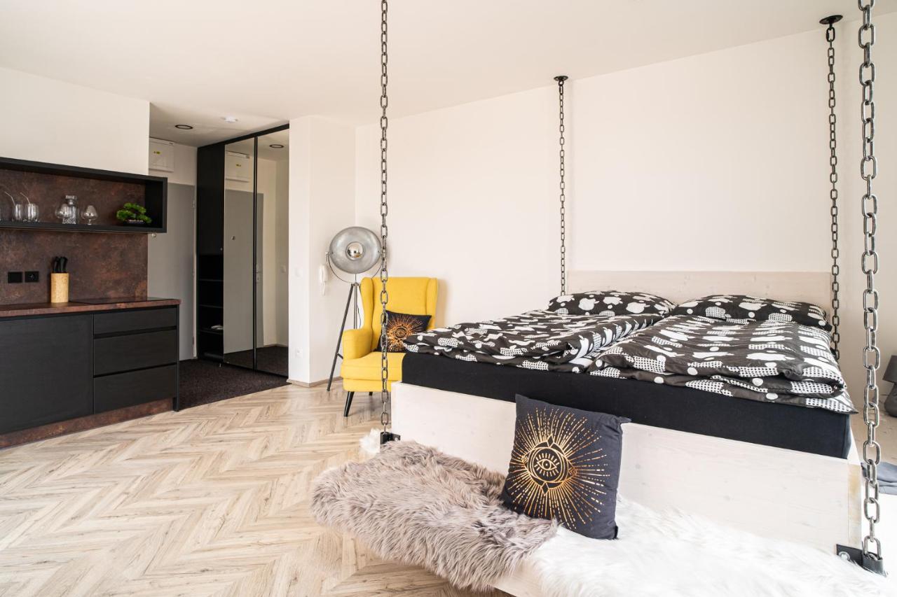 Zeppelin Studio With An Industrial View - Brno Apartamento Exterior foto
